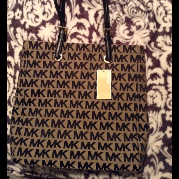 SOLD 🚫 Authentic Michael Kors purse🚫NO TRADES🚫 - Picture 2 of 3