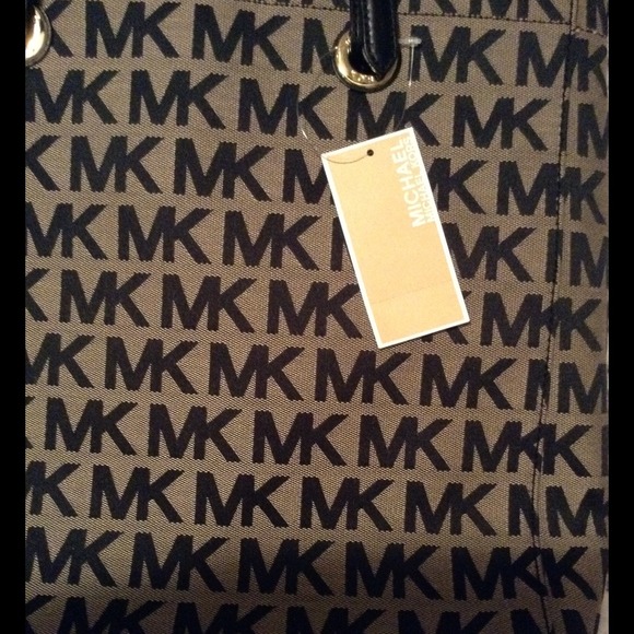 SOLD 🚫 Authentic Michael Kors purse🚫NO TRADES🚫 - Picture 3 of 3