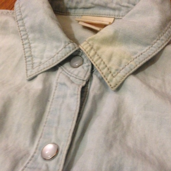 🎁FREE GIFT🎁Light Washed Denim Button Up⚡️ - Picture 2 of 3