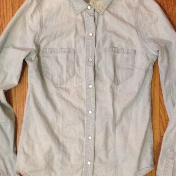 🎁FREE GIFT🎁Light Washed Denim Button Up⚡️ - Picture 3 of 3