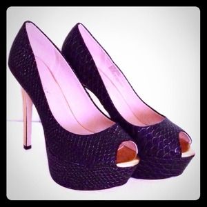 Beautiful Black Leather Like shoes w/ gold heel