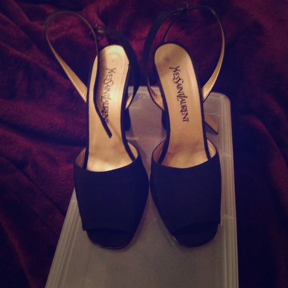 🎀REDUCED🎀 Vintage & Authentic YSL Black Sandals