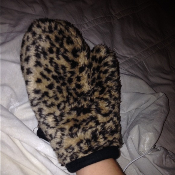 Cheetah Mittens - Picture 2 of 2
