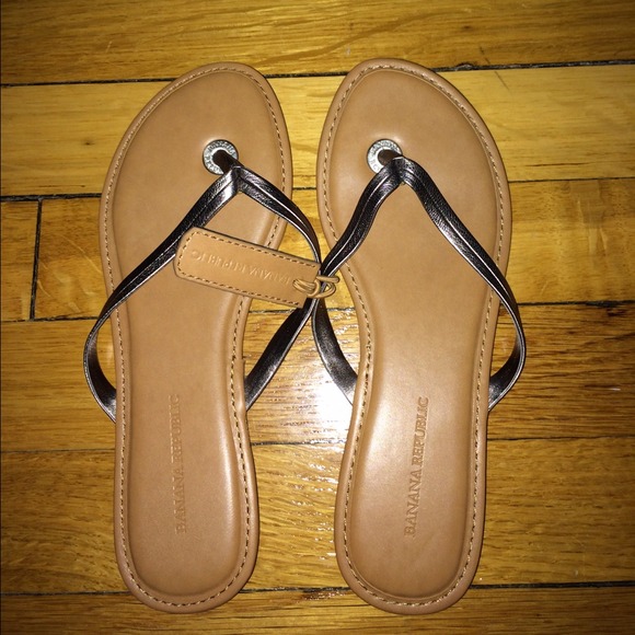 SOLD - *NEW* Banana Republic Gold Flip Flop - Picture 1 of 3