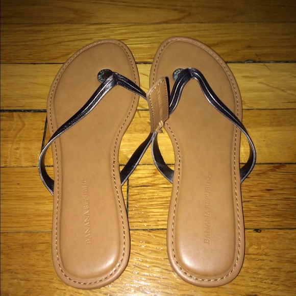 SOLD - *NEW* Banana Republic Gold Flip Flop - Picture 2 of 3