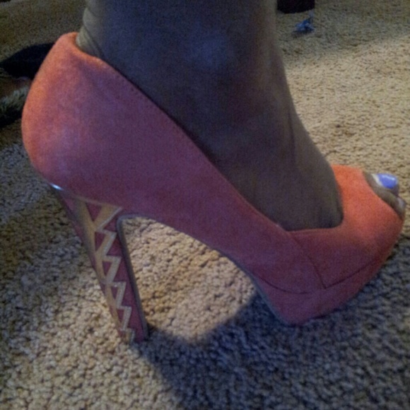 Beautiful Coral Shoes!! - Picture 2 of 3