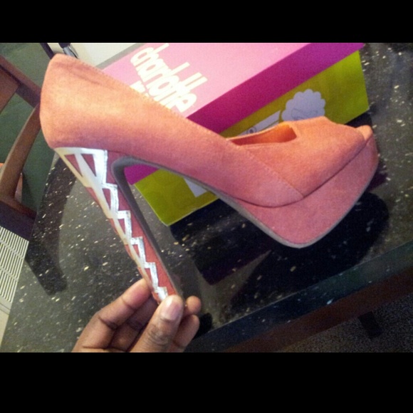 Beautiful Coral Shoes!! - Picture 3 of 3