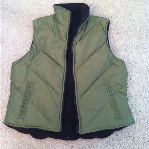 Express Reversible Puffy Vest. Green/Black