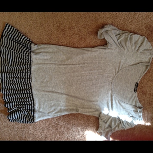 Cute grey top with bottomflare