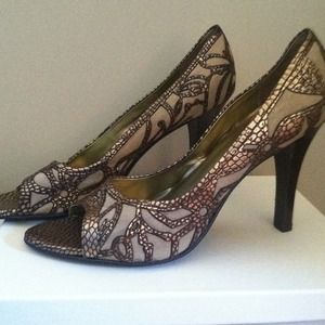 Carlos Santana gold peep toe pumps
