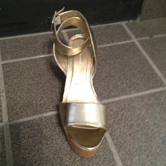 Gold platform ankle strap sandal - Picture 2 of 4