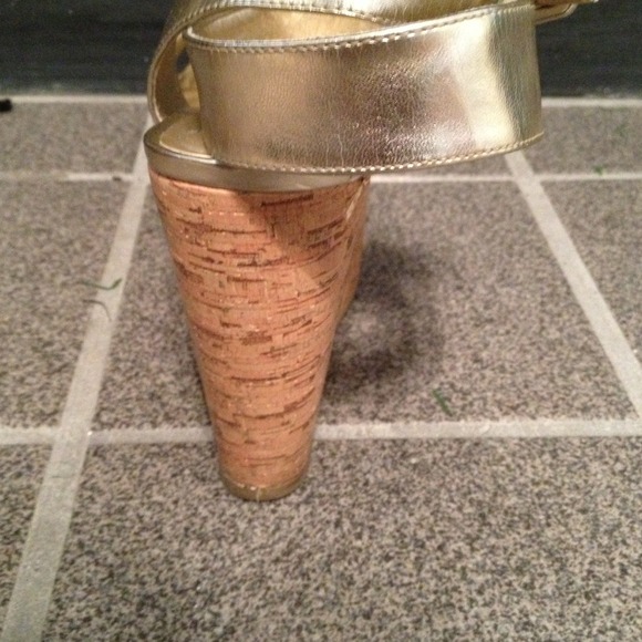 Gold platform ankle strap sandal - Picture 3 of 4