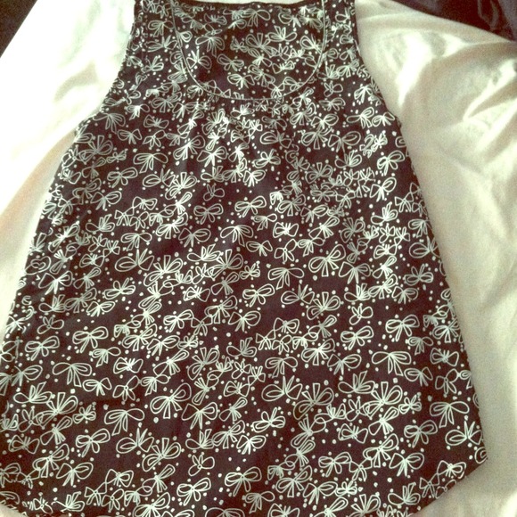 Never worn! Bow pattern silky tank