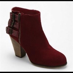 ✨ UO Triple Buckle Oxblood Suede Ankle Boots ✨