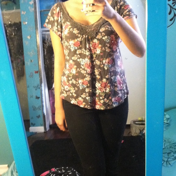 Cute floral top!