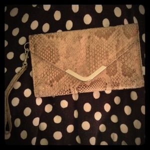 🚫SOLD🚫 🐍 Snake print clutch 💚