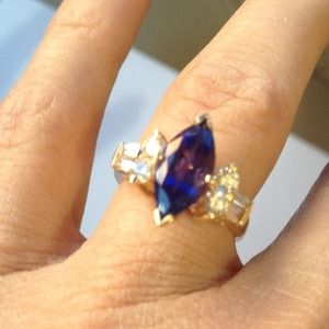 Tanzanite & Diamond ring in 14 kt Gold