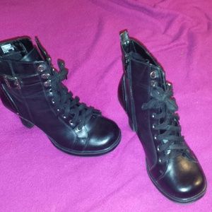 Lace Up Black Boot ( S. 8.5 )