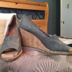 Toms gray metallic wedges