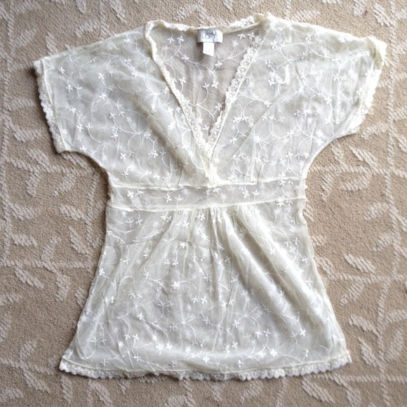 🚫SOLD- white lace top
