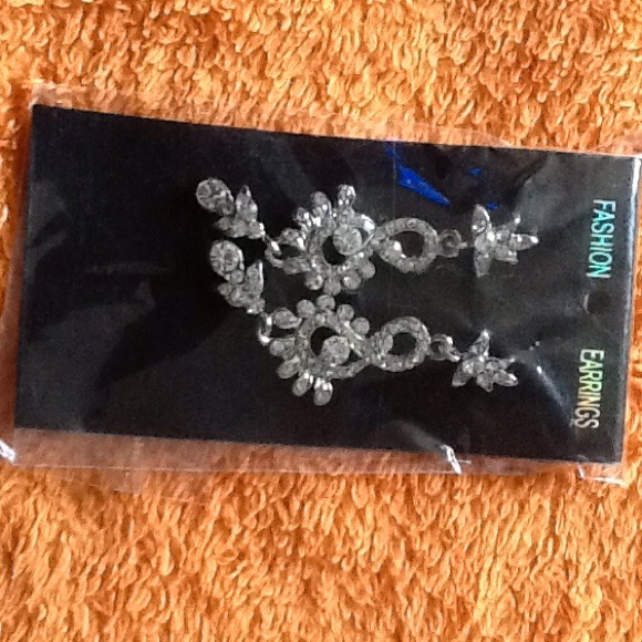 Earring - Picture 1 of 1