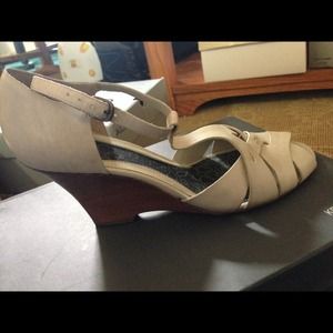 REDUCED‼️ Kenneth Cole T-Strappy Sandals