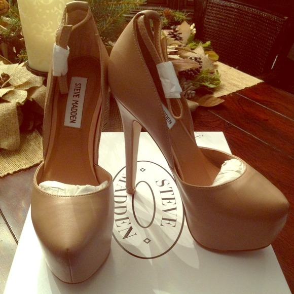 ON HOLD NWT Nude Platform Heels