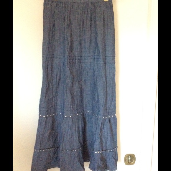 Denim colored cotton tiered skirt.