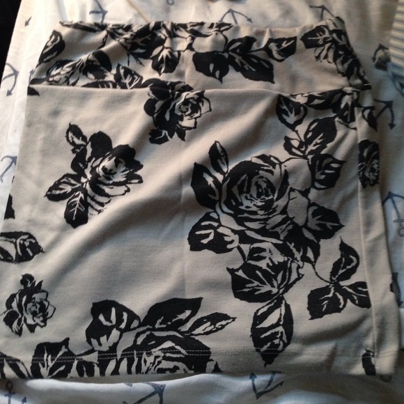 Cute floral mini skirt.