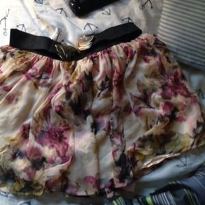 Cute skirt with belt included