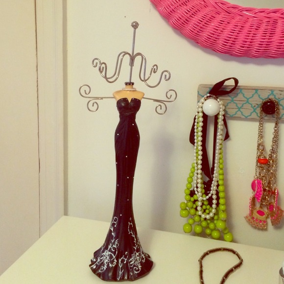 Adorable necklace holder!!