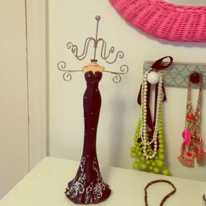 Adorable necklace holder!!