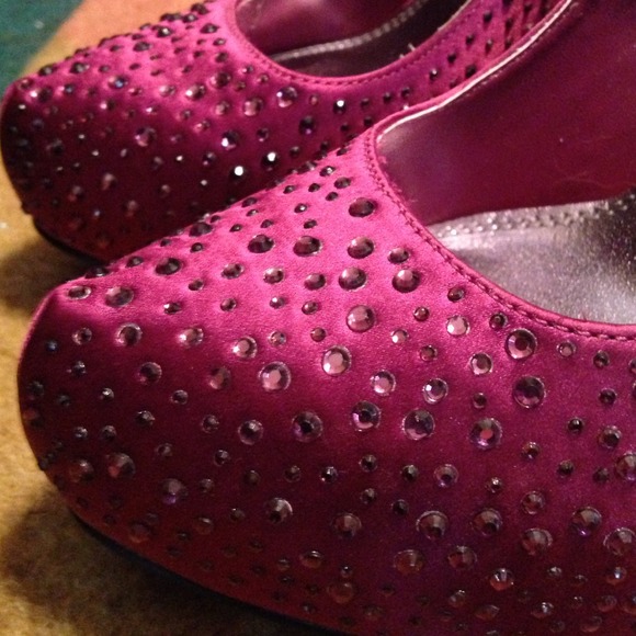 ❤️HOST PICK ❤️NWT Bakers Magenta sparkle heels - Picture 3 of 4