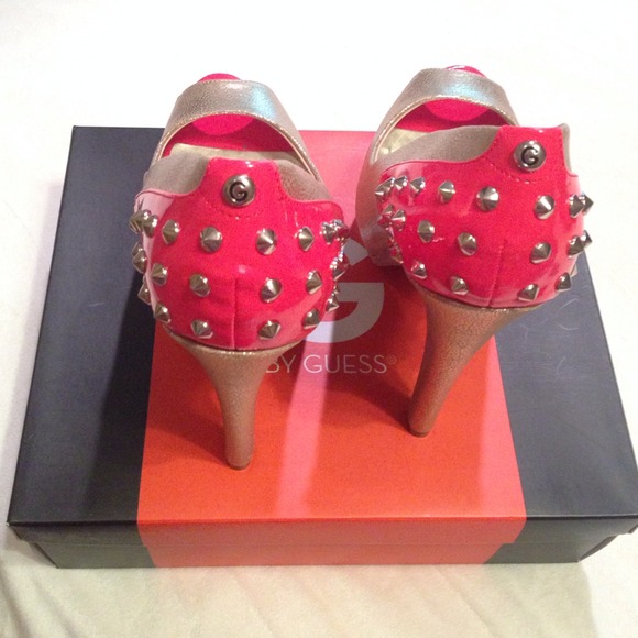 Guess Pumps....Brand New - Picture 2 of 4