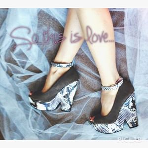 🐯sale🐯Charlotte Russe snakeskin Wedges