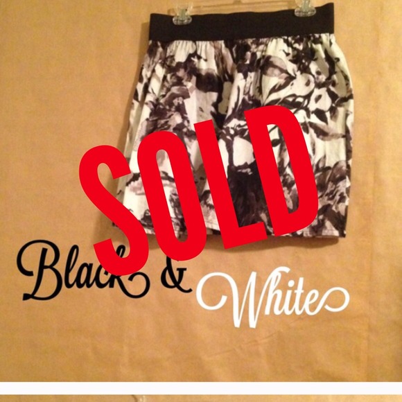 ▫️▪️Black & White Floral Skirt▪️▫️