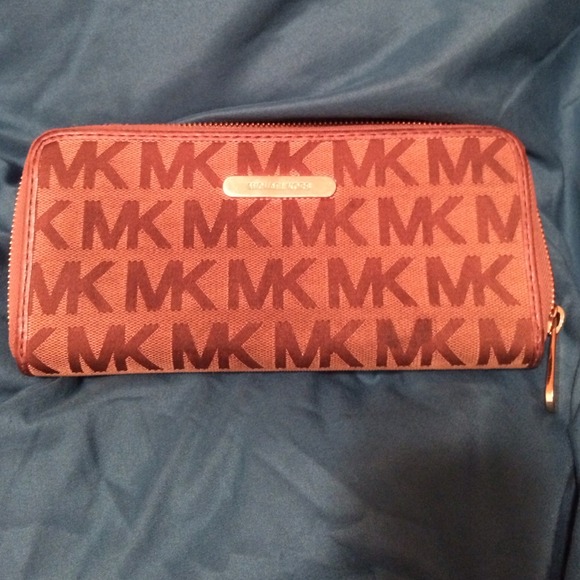 AUTHENTIC MICHAEL KORS WALLET!