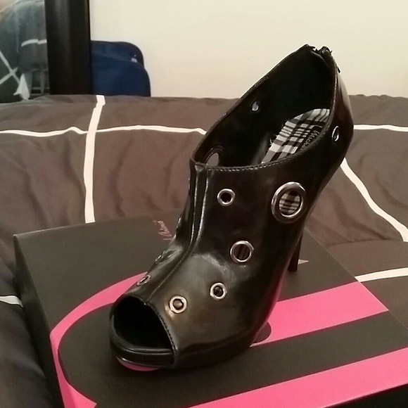 Shoes! - Picture 2 of 2