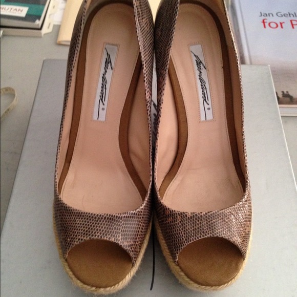 Brian Atwood πΌWedge Platform peep toe heels 7 - Picture 2 of 4