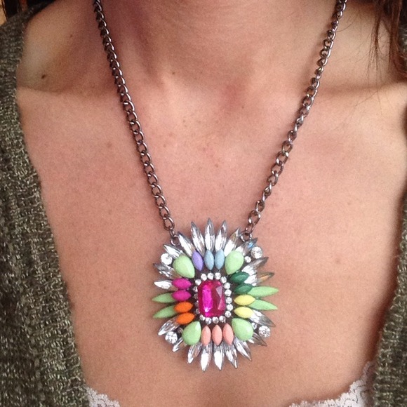 Jewelry - 🎉HP🎉Colorful crystal statement necklace