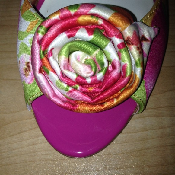  SOLD Anne Klein Floral Open Toe Heels - Picture 2 of 3