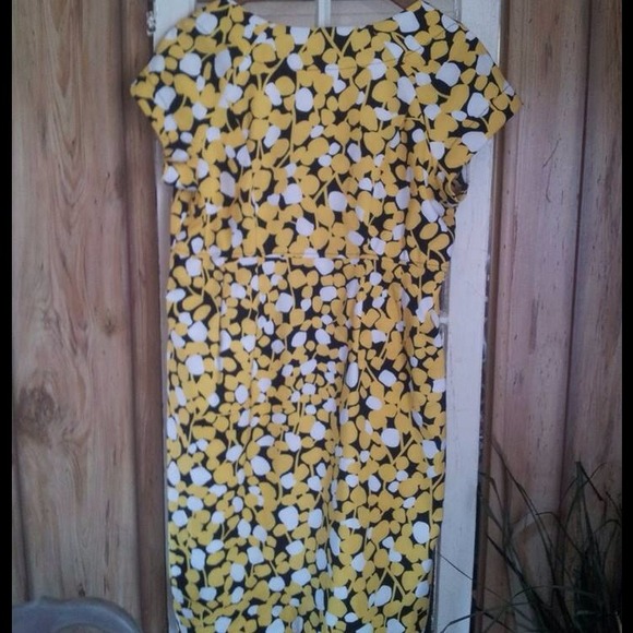 flattering yellow dots dress - Picture 2 of 3