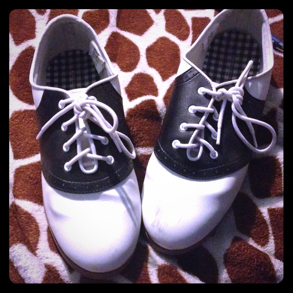 ❌Traded❌Black and white saddle shoes