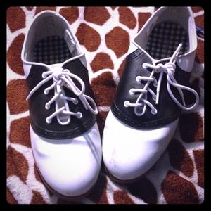 ❌Traded❌Black and white saddle shoes