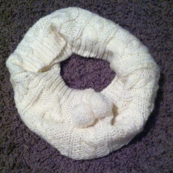 NWOT white knit circle scarf