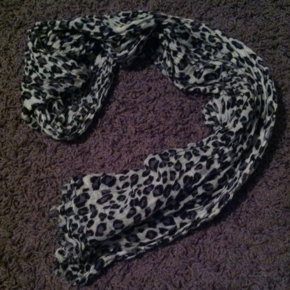 leopard print scarf - Picture 2 of 3