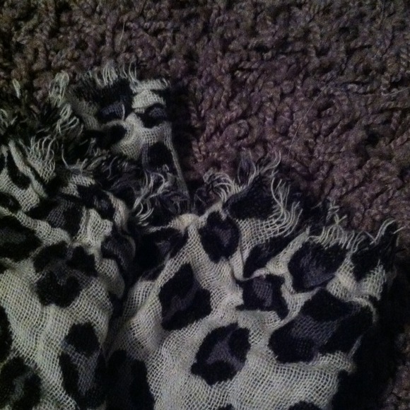 leopard print scarf - Picture 3 of 3
