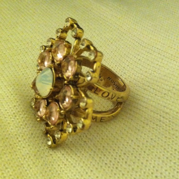 Beautiful Betsey Johnson flower ring 🌸