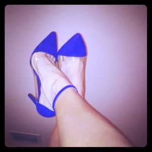 💲SOLD💲Pointy toe, adjustable ankle strap pumps.