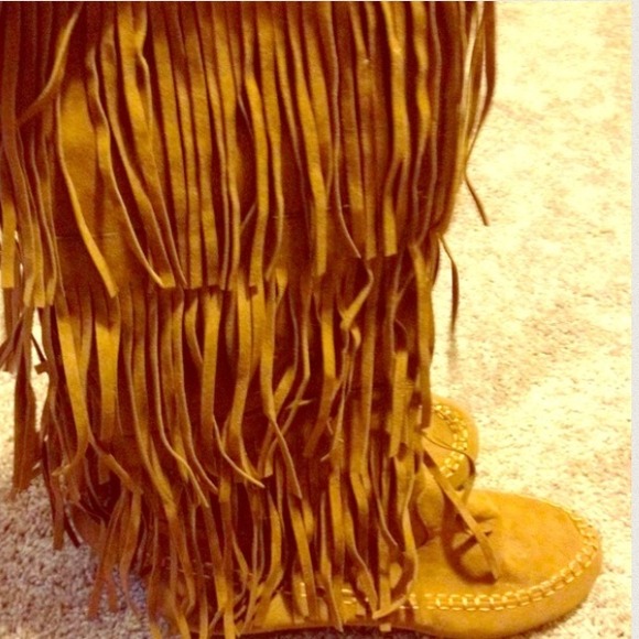 (HOLD-TRADED) 🚫🚫Fringe Boots (3 Layer!) ❤️